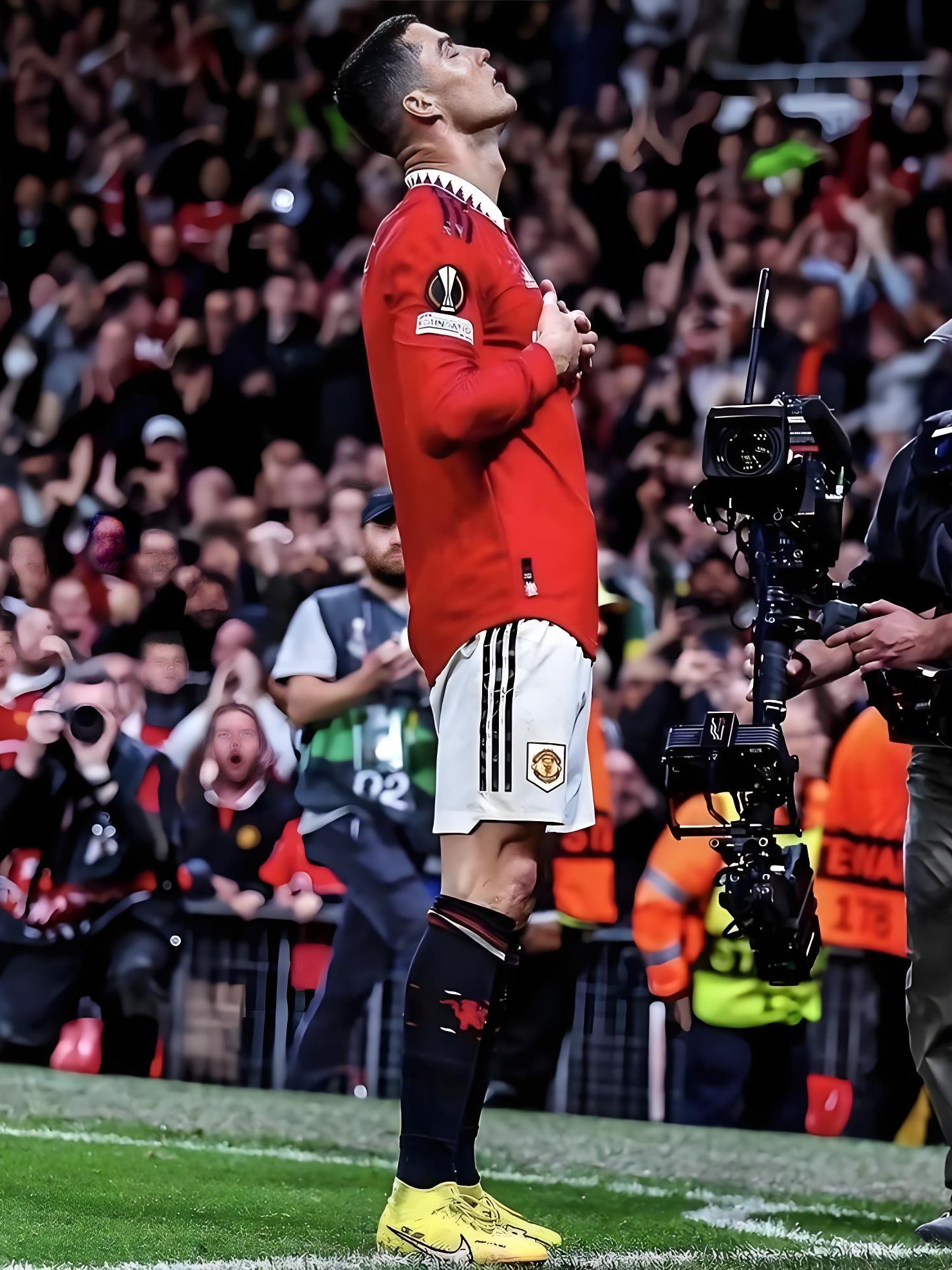 九游游戏中心官网 - C罗在湖人比赛中战术调整，比分优势明显引发热议！